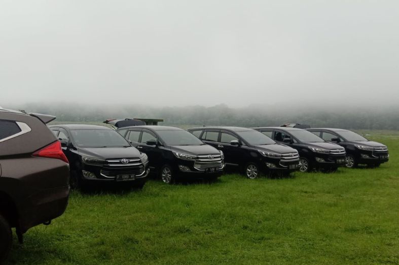 kumpulan mobil rental di tempat pariwisata