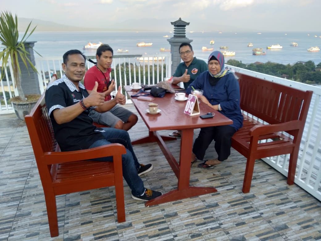 momen bersama keluarga dengan pemandangan pantai yang indah